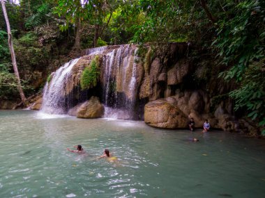 Erawan Ulusal Parkı, Tayland - 3 Ocak 2020: Erawan Şelaleleri 'ndeki insanlar.