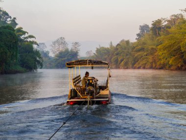 Khwae Yai Nehri, Tayland - 4 Ocak 2020: Taylandlı gün doğumunda tekne şoförü.