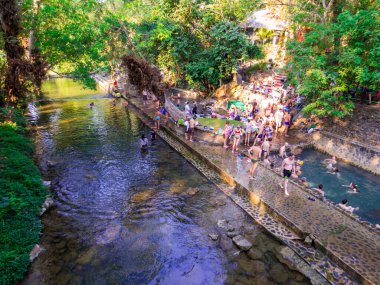 Tanga Pha Phum, Tayland - 4 Ocak 2020: Hin Dat Kaplıcalarında yıkanan insanlar.