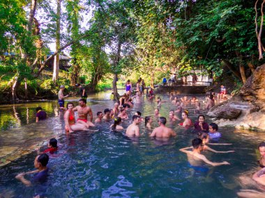 Tanga Pha Phum, Tayland - 4 Ocak 2020: Hin Dat Kaplıcalarında yıkanan insanlar.