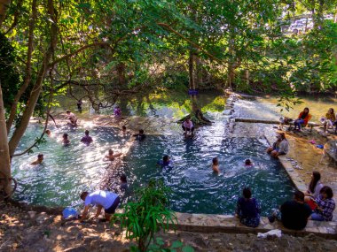 Tanga Pha Phum, Tayland - 4 Ocak 2020: Hin Dat Kaplıcalarında yıkanan insanlar.