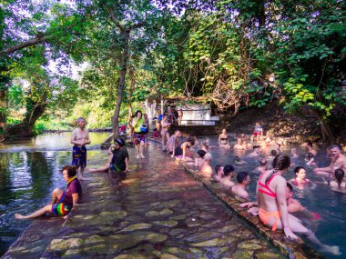 Tanga Pha Phum, Tayland - 4 Ocak 2020: Hin Dat Kaplıcalarında yıkanan insanlar.