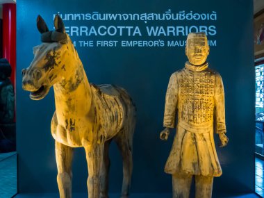 Pattaya, Tayland - 6 Ocak 2020: Anek Kusala Çin Tapınağı 'ndaki Birinci İmparatorun Anıtmezarından Terracotta savaşçıları (ya da Viharnra Sien).