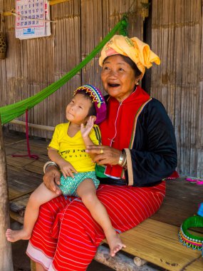 Pattaya, Tayland - 6 Ocak 2020: Kayan halkı Padaung Uzun Boyun Köyü 'ndeki turistlere gülümsüyor.