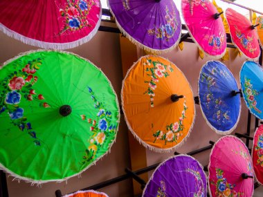 Pattaya, Tayland - 6 Ocak 2020: Padaung kabile köyündeki Kayan halkının geleneksel şemsiyeleri.