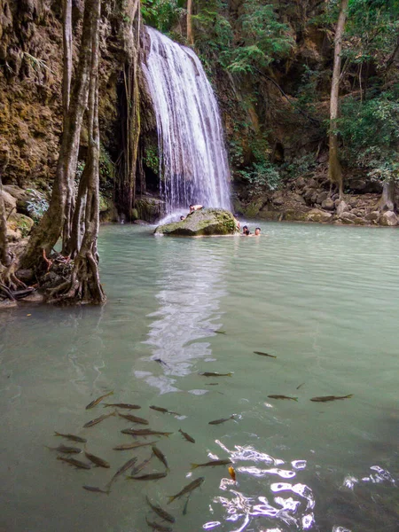 Národní Park Erawan Thajsko Ledna 2020 Lidé Erawanských Vodopádech — Stock fotografie