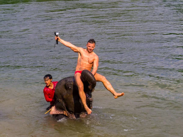 Kanchanaburi Tailandia Enero 2020 Turistas Nadando Con Elefante Campamento Elefantes —  Fotos de Stock