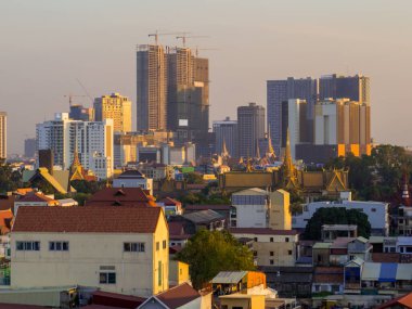 Phnom Penh, Kamboçya. Gün batımında şehrin hava manzarası