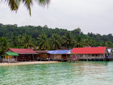 Kamboçya 'daki Koh Rong adasındaki Sok San Köyü manzarası.