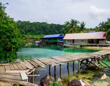 Kamboçya 'daki Koh Rong adasındaki Sok San Köyü manzarası.
