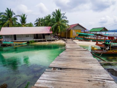 Kamboçya 'daki Koh Rong adasındaki Sok San Köyü manzarası.