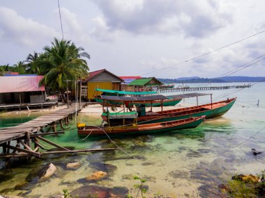 Kamboçya 'daki Koh Rong adasındaki Sok San Köyü manzarası.