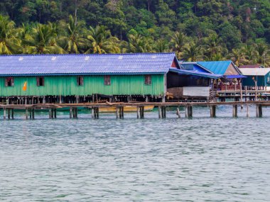Kamboçya 'daki Koh Rong adasındaki Sok San Köyü manzarası.