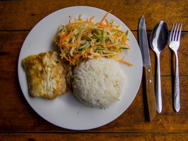 Pirinç ve sebzeli ızgara barakuda.