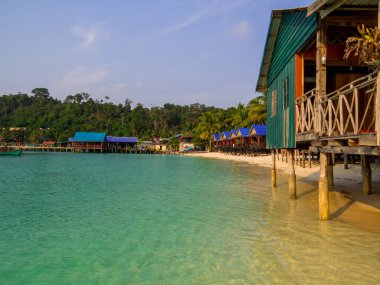 Kamboçya 'nın Koh Rong adasındaki Sok San Köyü' ndeki kumsal manzarası.
