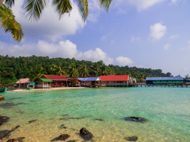 Kamboçya 'daki Koh Rong adasındaki Sok San Köyü' ndeki kumsal manzarası.