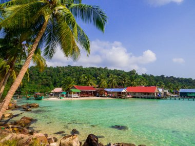 Kamboçya 'daki Koh Rong adasındaki Sok San Köyü' ndeki kumsal manzarası.