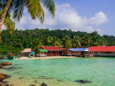 Kamboçya 'daki Koh Rong adasındaki Sok San Köyü' ndeki kumsal manzarası.