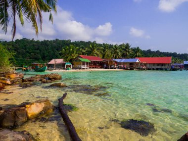 Kamboçya 'daki Koh Rong adasındaki Sok San Köyü' ndeki kumsal manzarası.