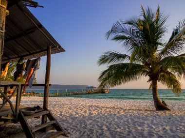 Kamboçya 'nın Koh Rong adasındaki Sok San Köyü sahilindeki bungalov.