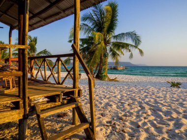 Kamboçya 'nın Koh Rong adasındaki Sok San Köyü sahilindeki bungalov.