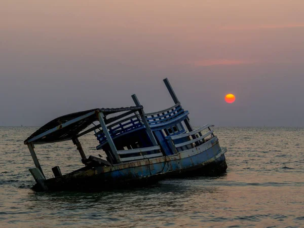 Традиционная Лодка Закате Пляже Отрес Шануквиль Камбодия — стоковое фото