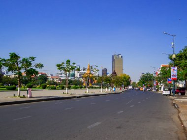 Phnom Penh, Kamboçya - 9 Ocak 2020: Arka planda Bağımsızlık Anıtı olan Preah Suramarit Bulvarı manzarası.