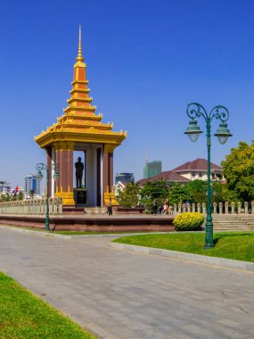 Phnom Penh, Kamboçya - 9 Ocak 2020: Kral Peder Norodom Sihanouk 'un Heykeli.