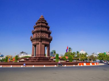 Phnom Penh, Kamboçya - 9 Ocak 2020: Preah Suramarit Bulvarı 'ndaki Bağımsızlık Anıtı.