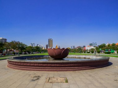 Phnom Penh, Kamboçya - 9 Ocak 2020: Arka planda Bağımsızlık Anıtı olan Preah Suramarit Bulvarı manzarası.