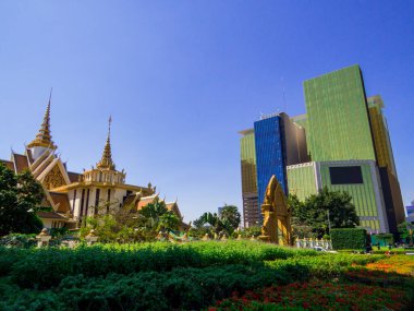 Phnom Penh, Kamboçya - 9 Ocak 2020: Budist Enstitüsü ve Naga Dünya 2 Otel ve Eğlence Kompleksi.