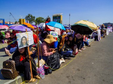 Phnom Penh, Kamboçya - 9 Ocak 2020: Şehir merkezindeki göstericiler Chhim Sithar 'ın İşçi Hakları Sendikası Başkanı olarak yeniden göreve getirilmesini istiyorlar.