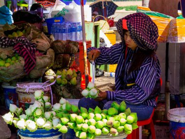 Phnom Penh, Kamboçya - 9 Ocak 2020: Sokaklarda sebze satan kız.