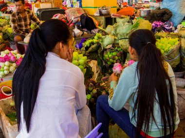 Phnom Penh, Kamboçya - 9 Ocak 2020: Eski kasabadaki sokak pazarı.