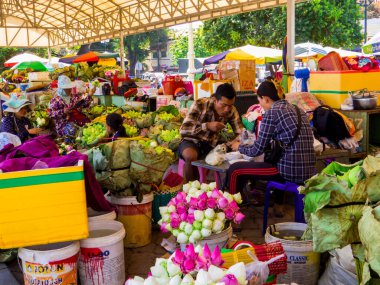 Phnom Penh, Kamboçya - 9 Ocak 2020: Eski kasabadaki sokak pazarı.