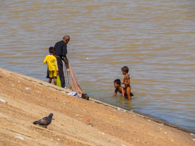 Phnom Penh, Kamboçya - 9 Ocak 2020: Mekong Nehri 'nde yüzen insanlar.