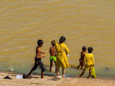 Phnom Penh, Kamboçya - 9 Ocak 2020: Mekong Nehri 'nde yüzen insanlar.
