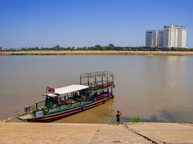Phnom Penh, Kamboçya - 9 Ocak 2020: Mekong Nehri manzarası.