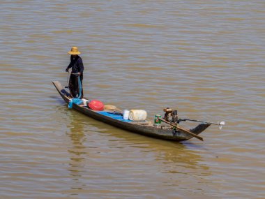 Phnom Penh, Kamboçya - 9 Ocak 2020: Mekong Nehri 'ndeki geleneksel teknede balıkçı.