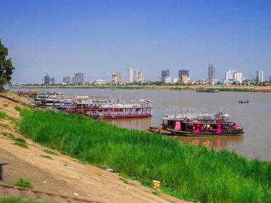 Phnom Penh, Kamboçya - 9 Ocak 2020: Mekong Nehri manzarası.