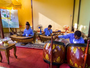 Phnom Penh, Kamboçya - 9 Ocak 2020: Kraliyet Sarayı 'nda geleneksel halk müzisyeni.