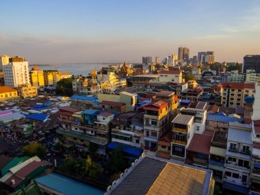 Phnom Penh, Kamboçya - 9 Ocak 2020: Cloud 9 Sky Bar 'dan şehir hava görüntüsü.