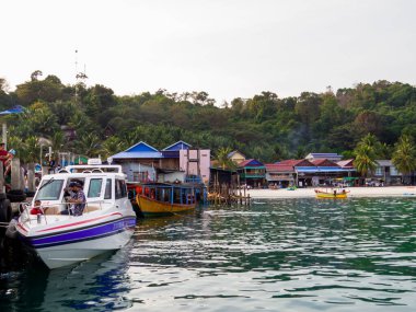 Koh Rong, Kamboçya - 10 Ocak 2020: Koh Toch İskelesi ve Plajı.