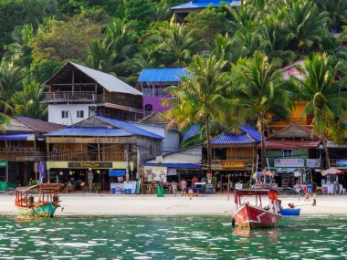 Koh Rong, Kamboçya - 10 Ocak 2020: İskeleden Koh Toch Sahili manzarası.