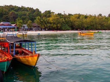 Koh Rong, Kamboçya - 10 Ocak 2020: Koh Toch İskelesi ve Plajı.