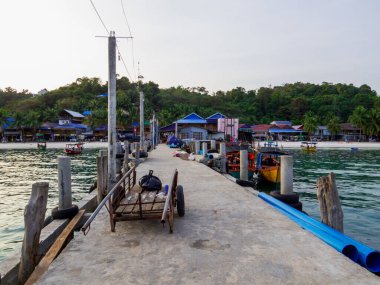 Koh Rong, Kamboçya - 10 Ocak 2020: Koh Toch İskelesi ve Plajı.