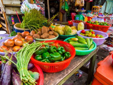 Koh Rong, Kamboçya - 10 Ocak 2020: Sok San Village sokaklarında meyve ve sebzeler satılıyor.