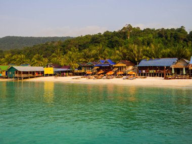 Koh Rong, Kamboçya - 10 Ocak 2020: Güneş doğarken Sok San Köyü manzarası.
