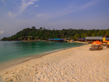 Koh Rong, Kamboçya - 10 Ocak 2020: Güneş doğarken Sok San Köyü manzarası.