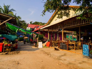 Koh Rong, Kamboçya - 10 Ocak 2020: Sok San Village 'da geleneksel restoran.